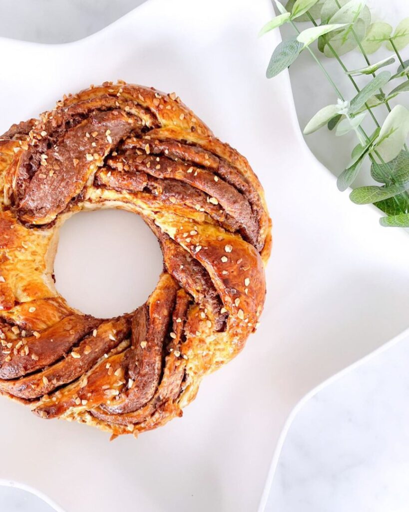 Couronne de brioche à la pâte à tartiner et pralin