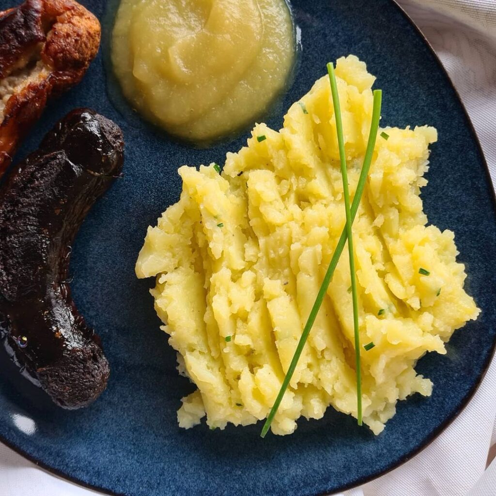 Ecrasé de pomme de terre avec son duo de boudin et compote