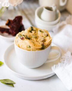 Mug cake salé aux tomates séchées