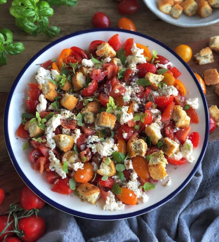 Salade de tomates au basilic et à la mozzarella Salade de tomates au basilic et à la mozzarella