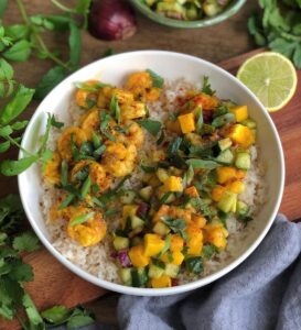 Poke bowl crevettes et salsa de mangue