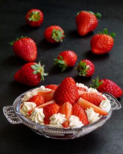 Fraises et crème fouettée maison