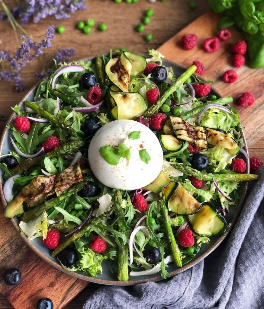 Salade burrata framboises et asperges