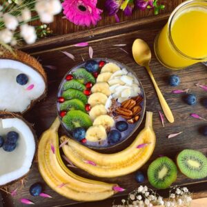 Smoothie bowl banane-coco-myrtilles