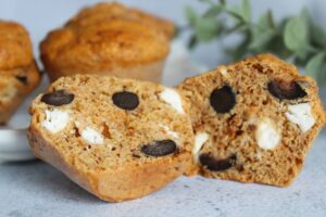Muffins au pesto, olives et feta