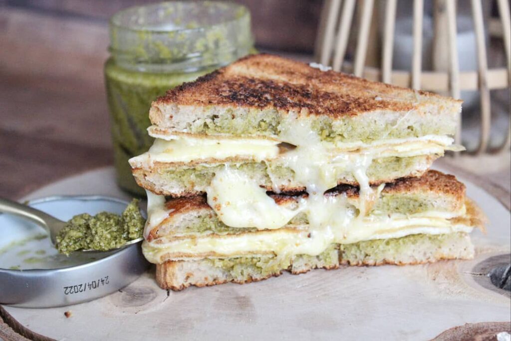 Breakfast sandwich pesto & comté