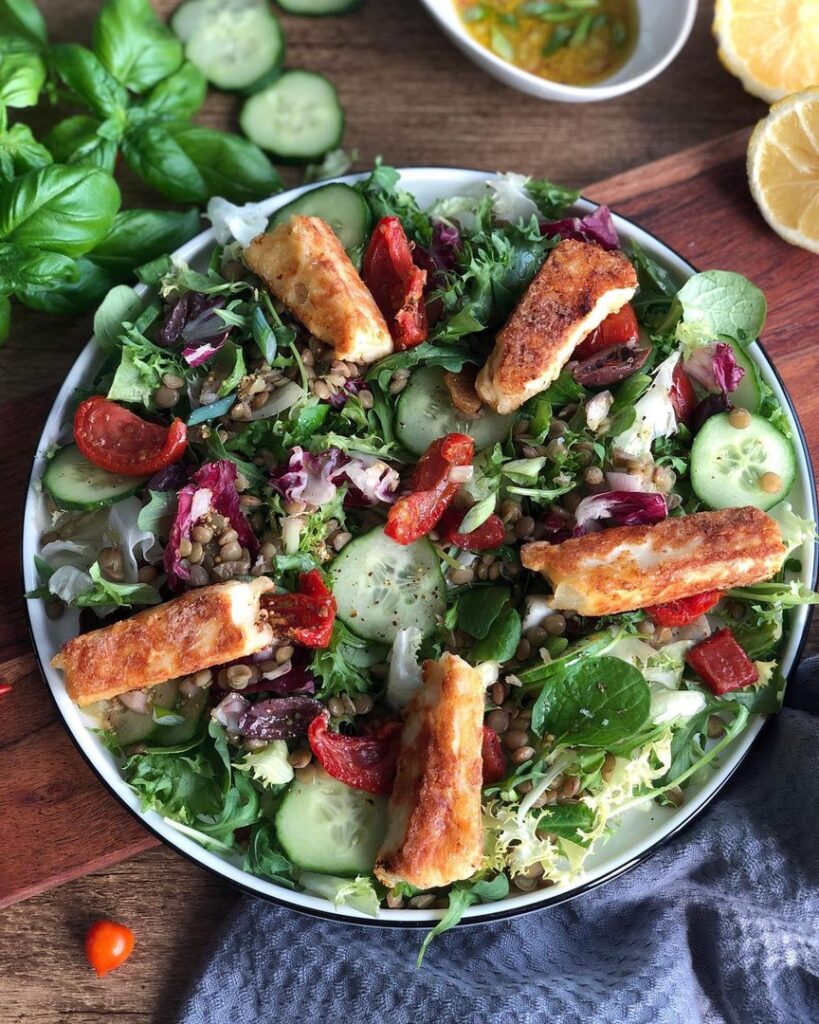 Salade d&rsquo;été et frites d&rsquo;haloumi