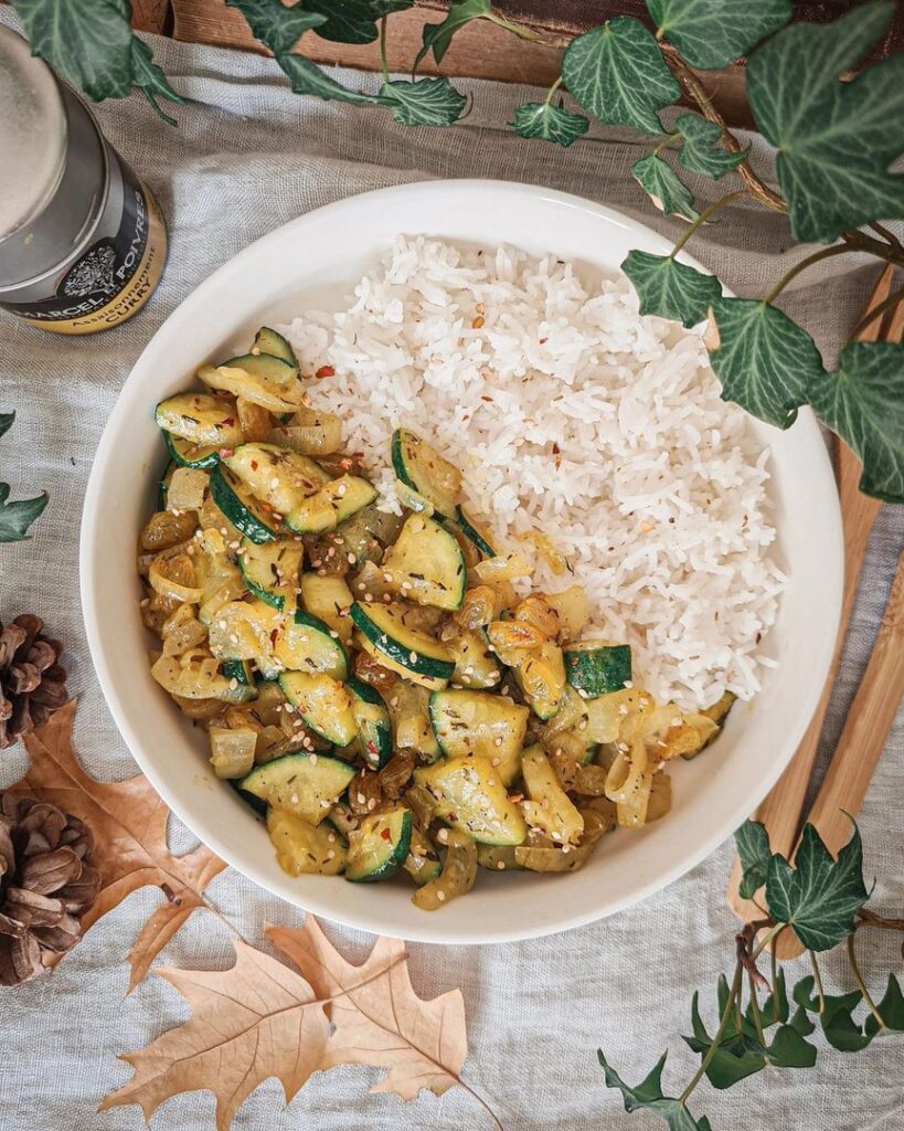 Poêlée de courgettes au curry, raisins secs et miel