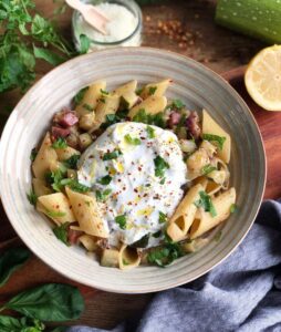 Pâte à la courgette, dés de coppa et burrata