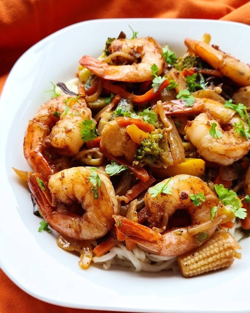 Nouilles sautées aux crevettes et légumes