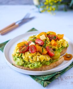 Tartine tomates, avocat et oeuf