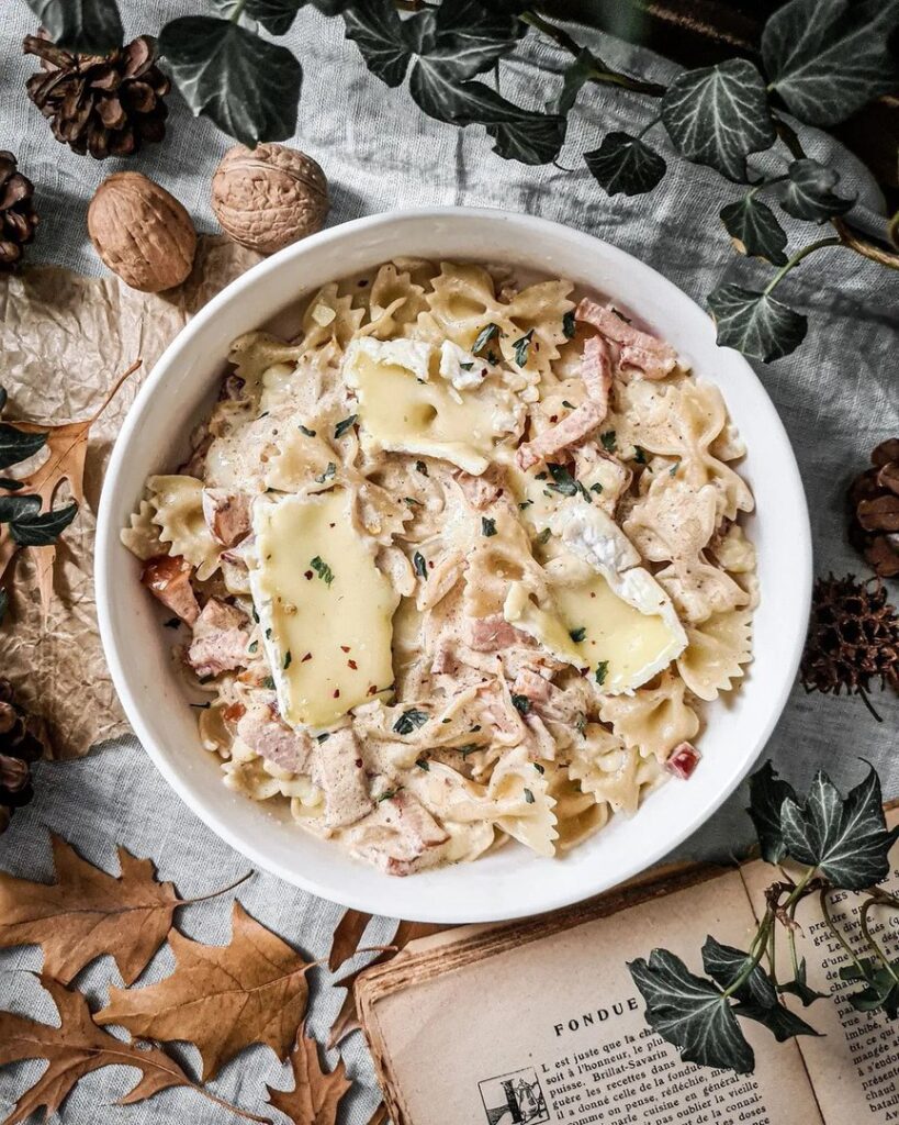 Pâtes à la crème, lardons et camembert fondu