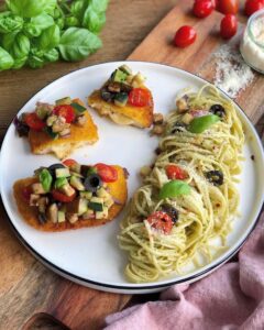 Schnitzel façon bruschetta et pâtes au pesto