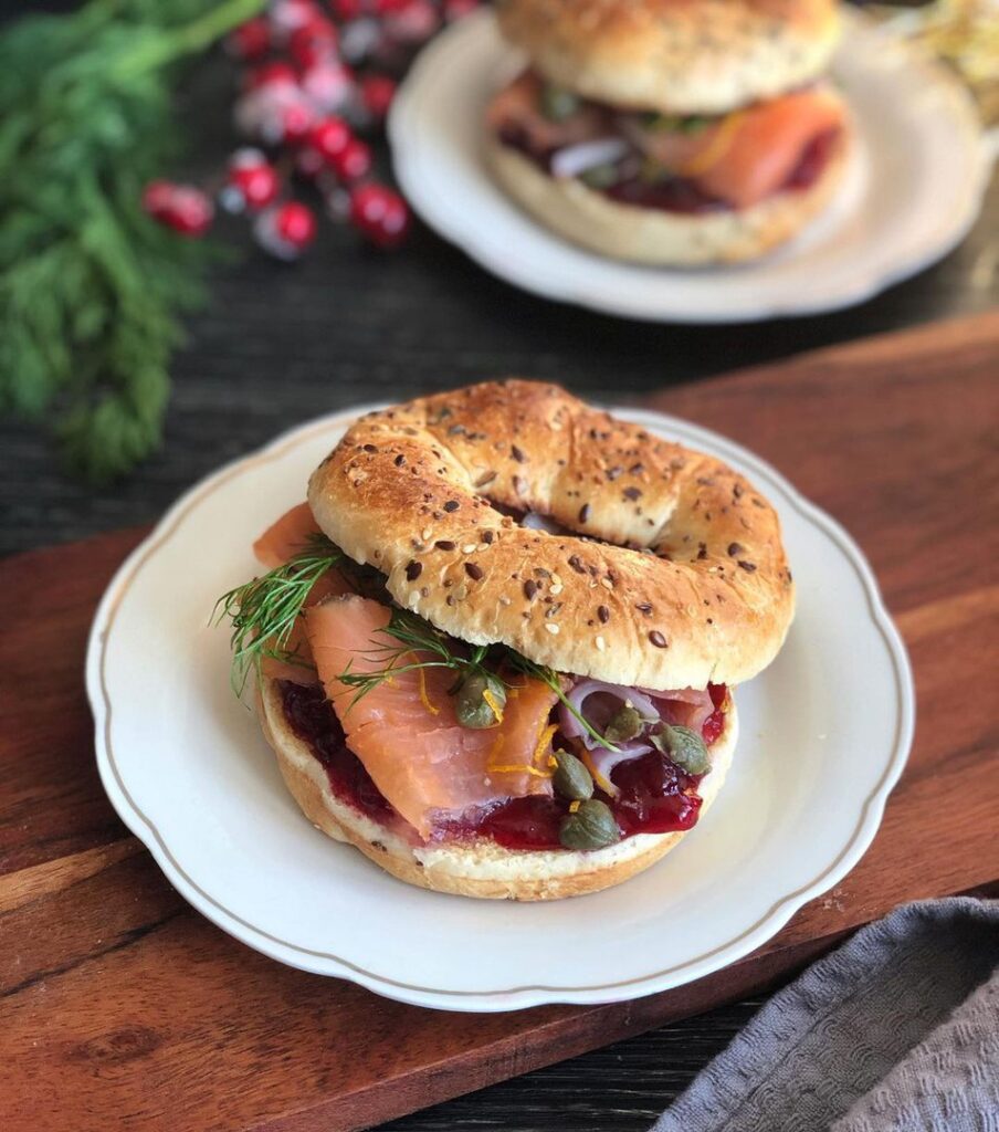 Bagel de saumon fumé et compotée de canneberges