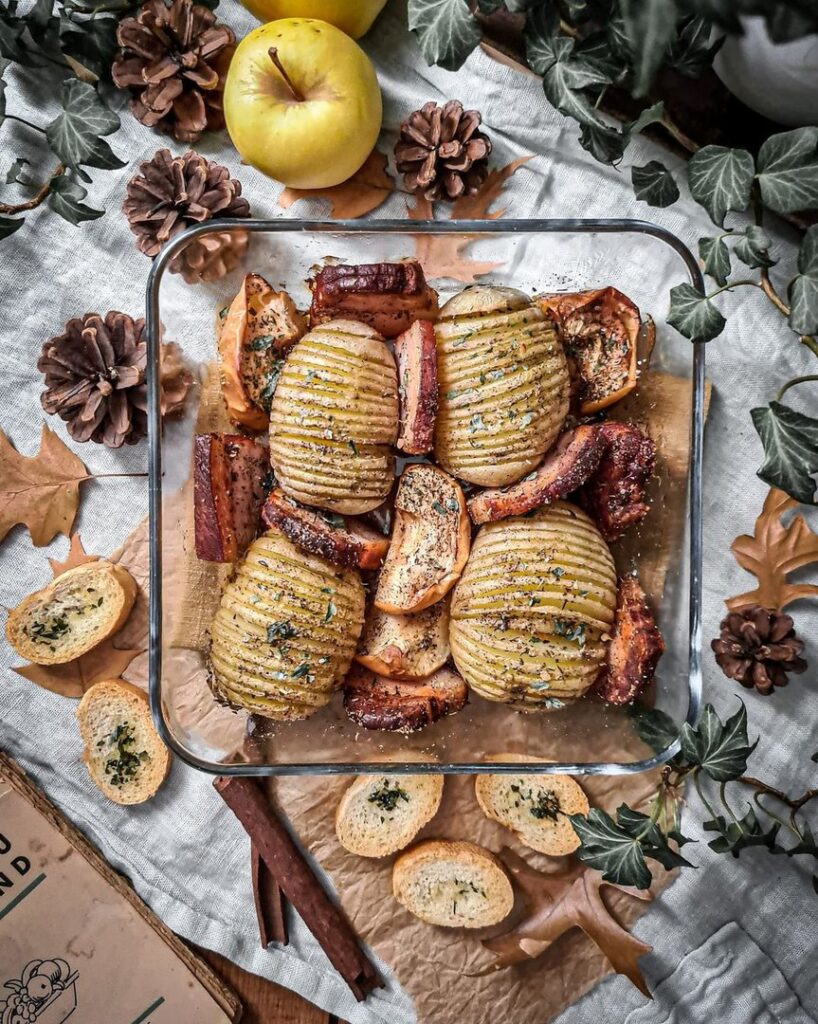 Pommes de terre, pommes et lard au four