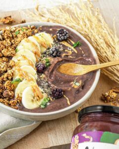 Açai bowl au granola et beurre de cacahuète
