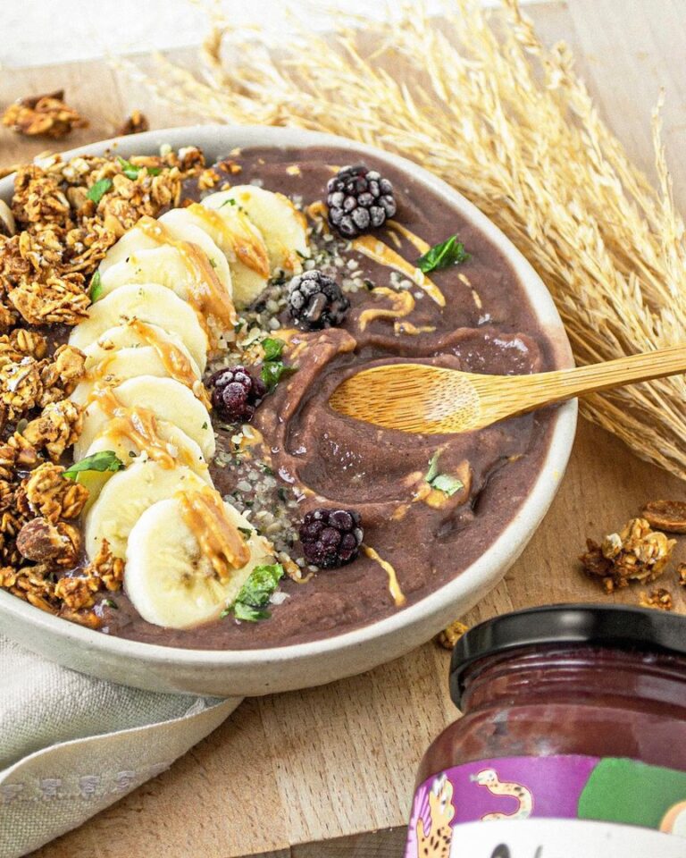 Açai bowl au granola et beurre de cacahuète