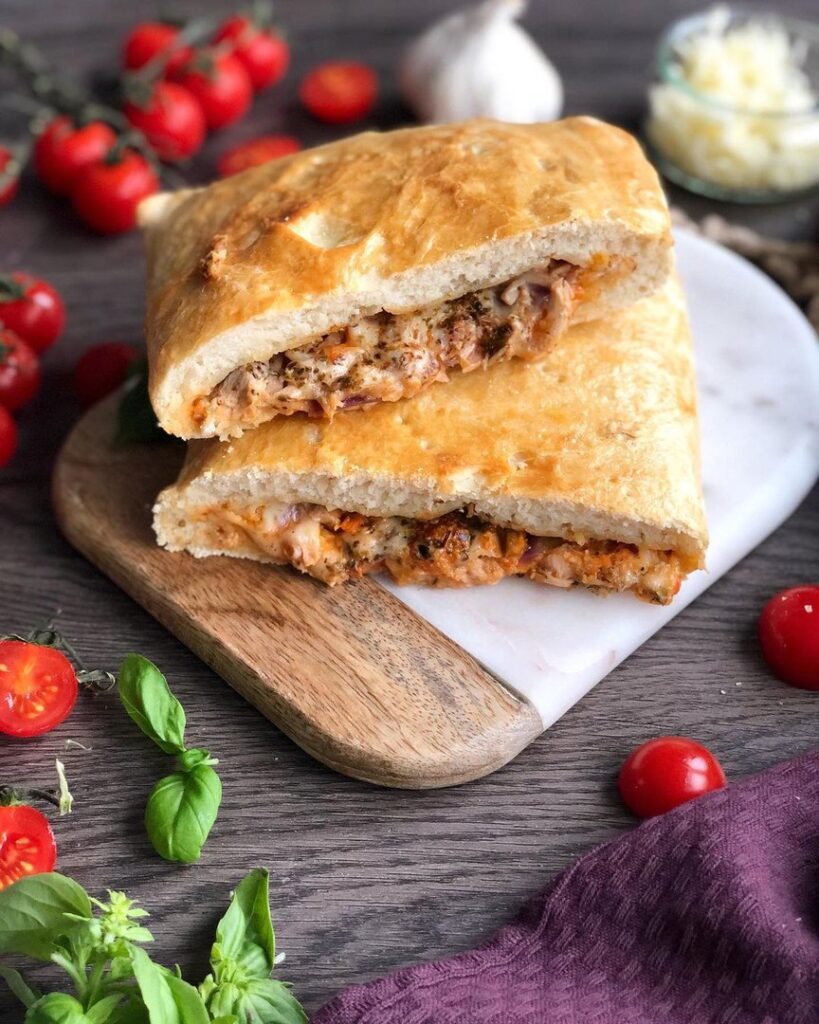 Calzone au thon et tapenade de poivrons