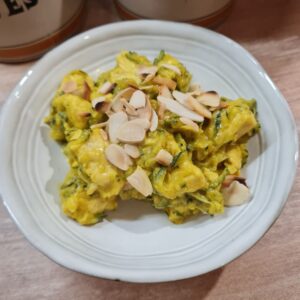 Courgettes et poulet au curry et amandes effilées