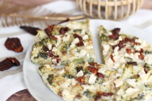 Quiche sans pâte brocolis et tomates séchées