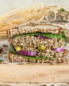 Sandwich au pâté végétal et cornichon