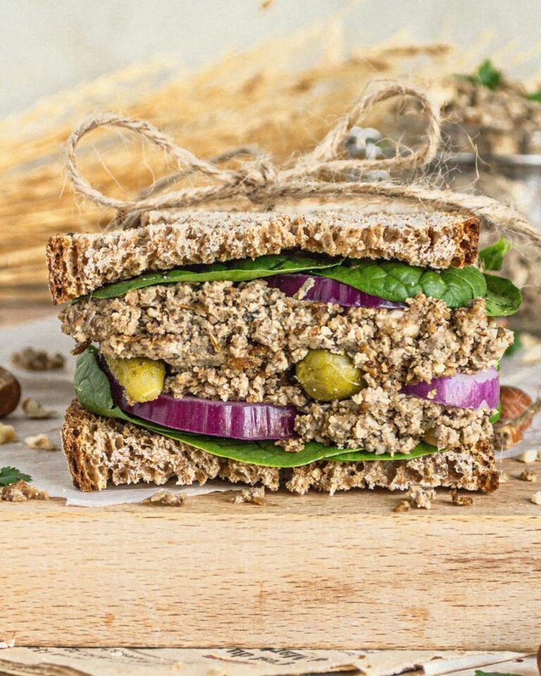 Sandwich au pâté végétal et cornichon Sandwich au pâté végétal et cornichon