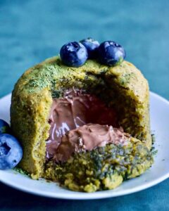 Cake matcha cœur fondant chocolat au lait