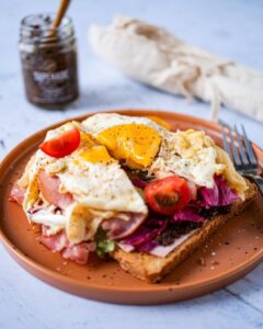 Tartines salées à la tapenade, jambon et emmental