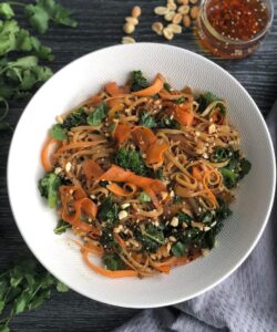 Nouilles aux légumes à la sauce chili
