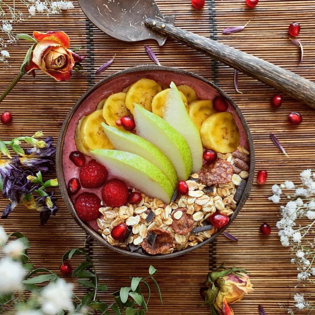 Smoothie bowl framboise coco banane açaï