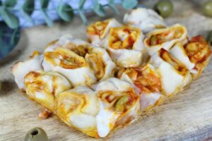 Pizza rolls mozza olives vertes