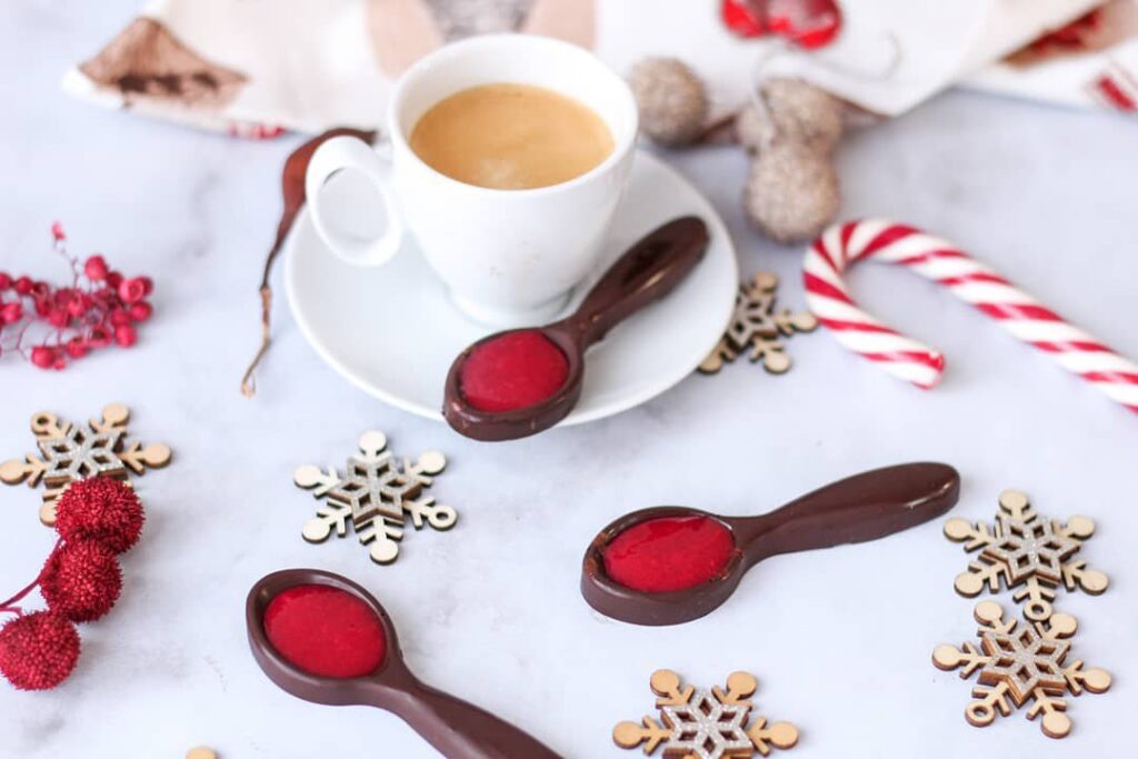 Cuillères en chocolat au coulis de framboise