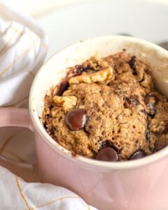 Mug cake à la banane, aux noix et pépites de chocolat