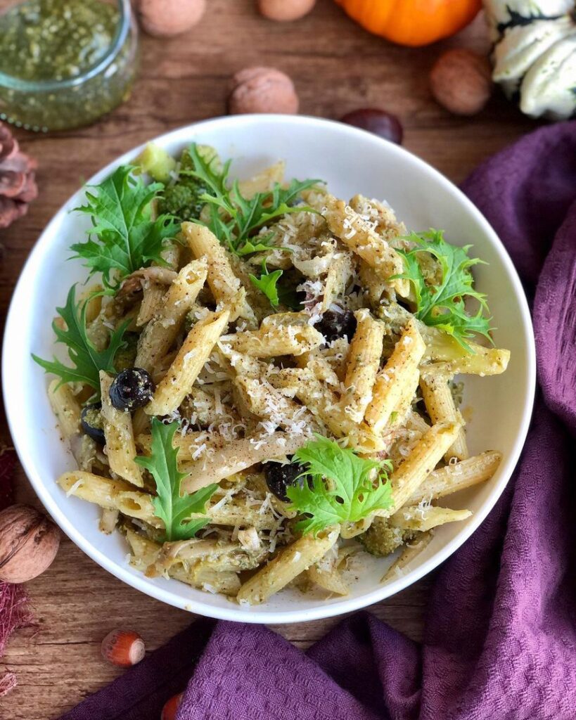 Pâtes au pesto, brocolis, piment et chicons