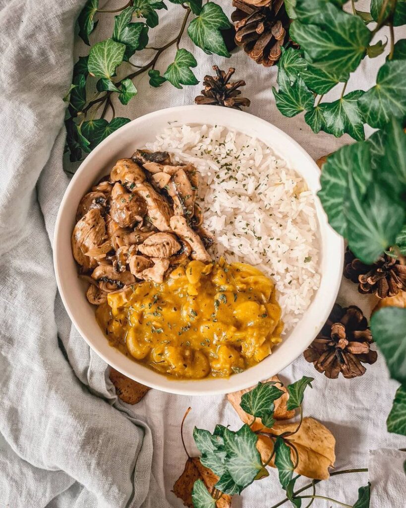Sauté de poulet aux champignons, pois du cap et riz thaï