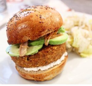 Burger à la galette de légumes et à l&rsquo;avocat