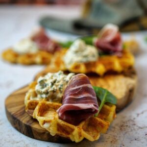 Gaufres à la pomme de terre-jambon cru