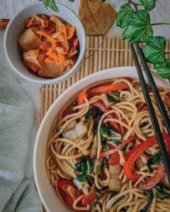 Blettes et poivron sautés, spaghettis, accompagné de kimchi