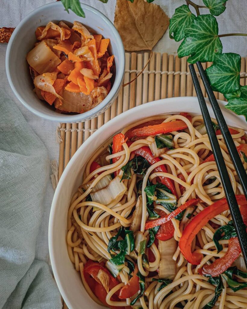 Blettes et poivron sautés, spaghettis, accompagné de kimchi
