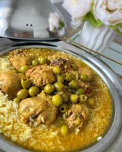 Pilon de poulet aux olives,riz et petits pois