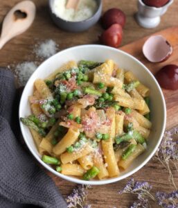 Pâtes carbonara, petits pois et asperges