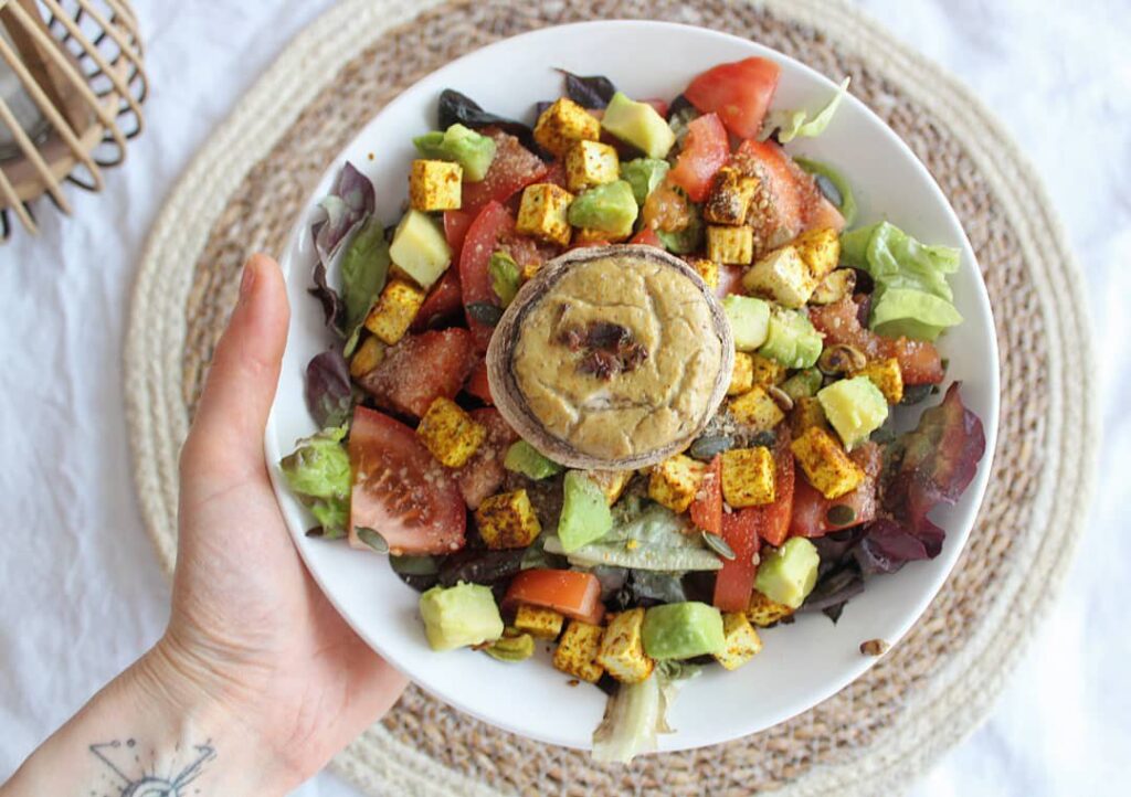 Salade et champignons farcis aux tomates séchées