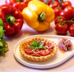 Tarte fine à la crème de poivron et tomate,