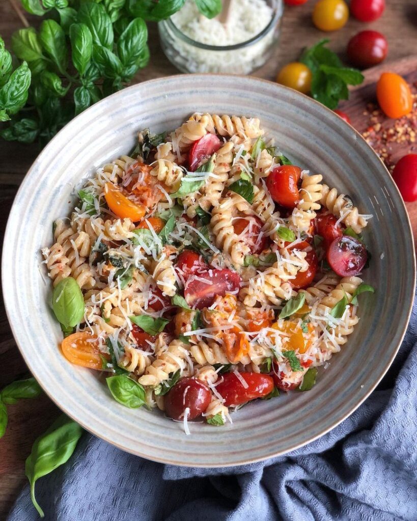 Pâtes, tomates et sa sauce au chèvre
