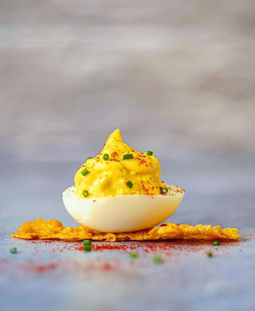 Œuf mayo sur chips de parmesan