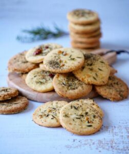 Crackers au parmesan-thym et romarin