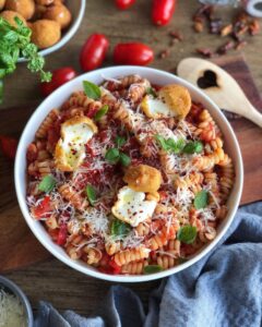 Pâtes sauce Arrabiata poivrons et billes de mozza panée