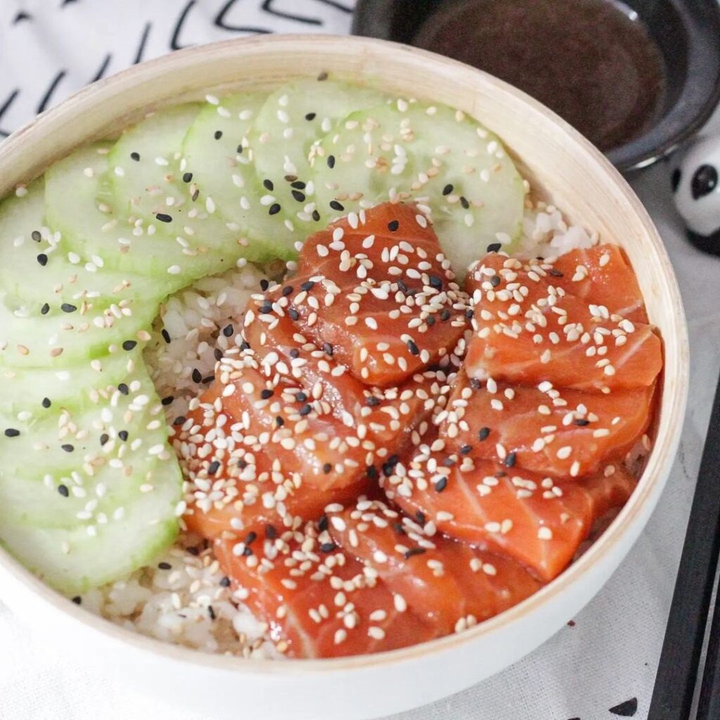 Poke bowl saumon et sauce au beurre de cacahuète
