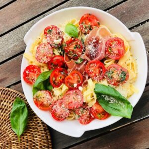 Pâtes aux tomates fraîches & basilic, jambon de parme