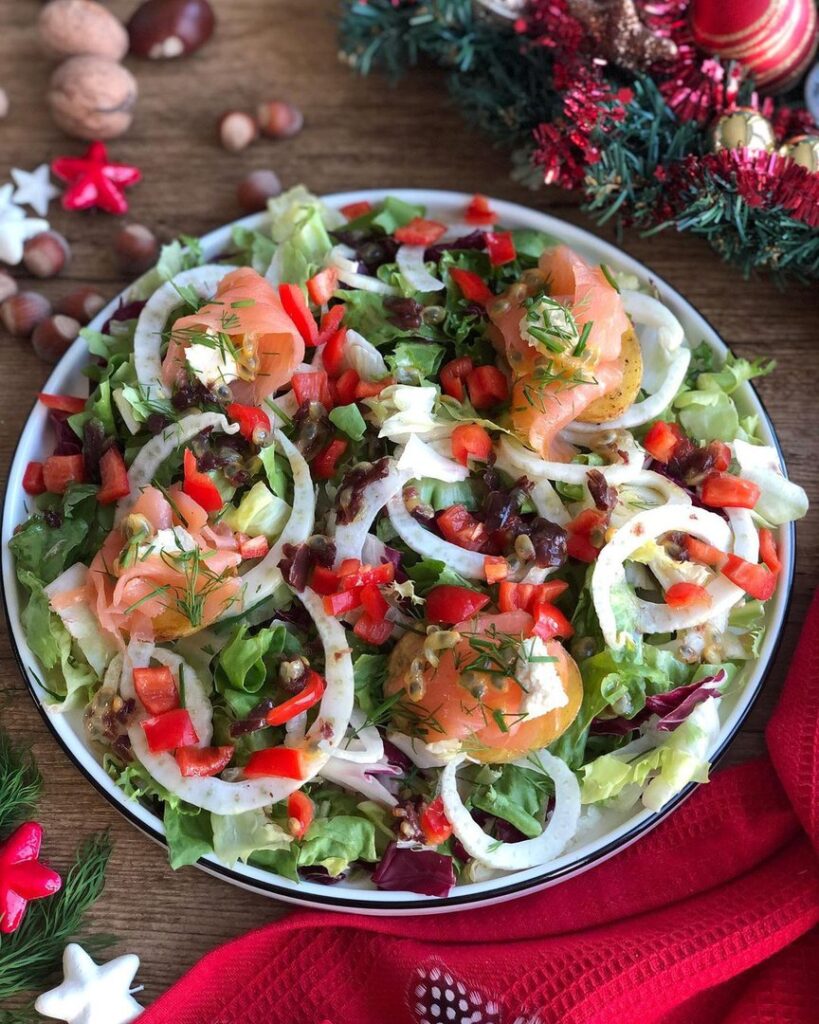 Salade et toasts de pommes de terre au saumon fumé